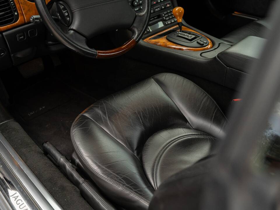 Bild 21/37 von Jaguar XKR (2001)