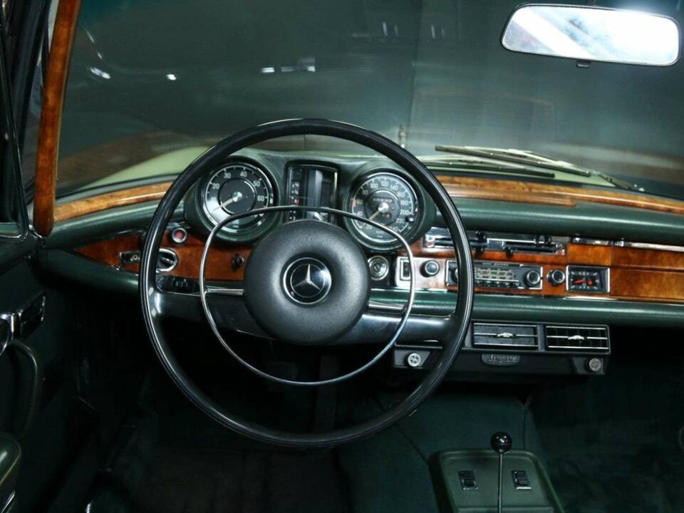 Image 16/49 of Mercedes-Benz 280 SE (1970)