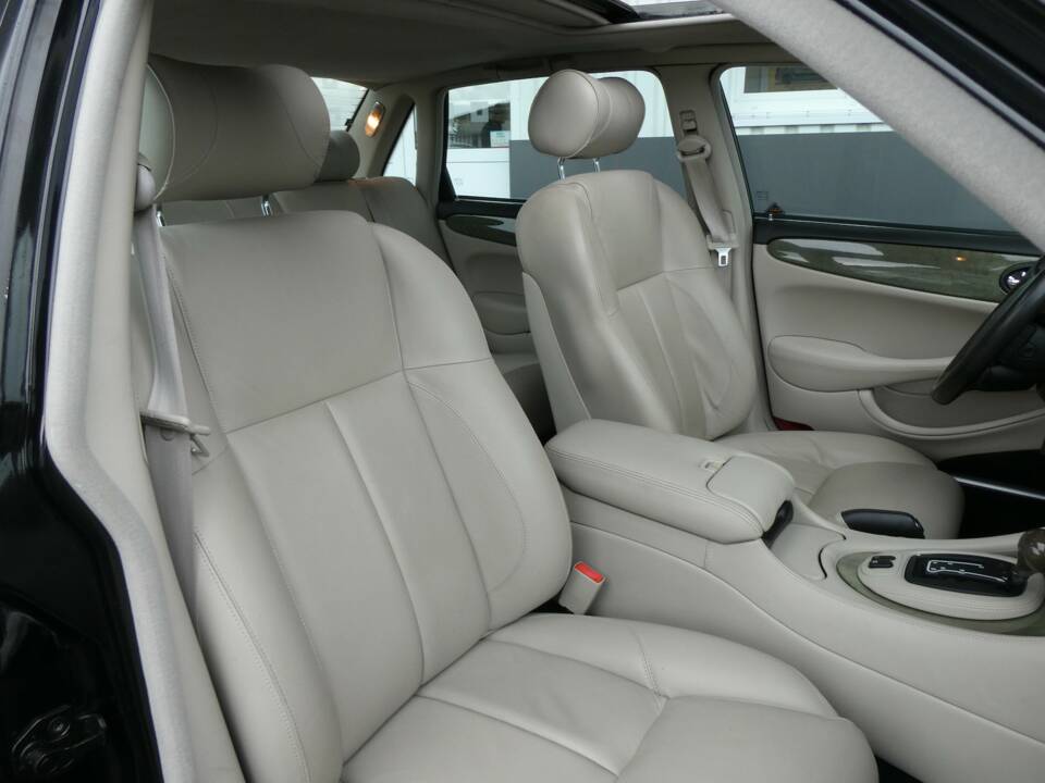 Image 14/21 of Jaguar XJR 4.0 (2001)