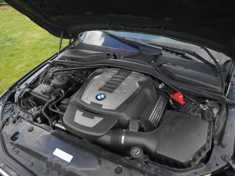 Bild 46/48 von BMW 550i (2006)