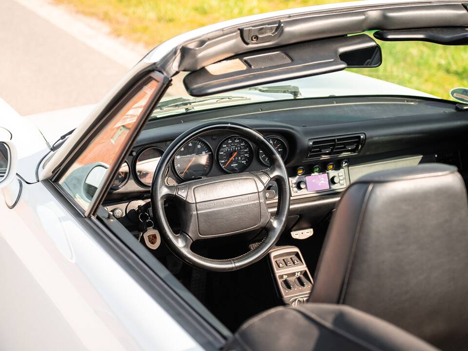 Image 16/48 of Porsche 911 Carrera 4 (1992)