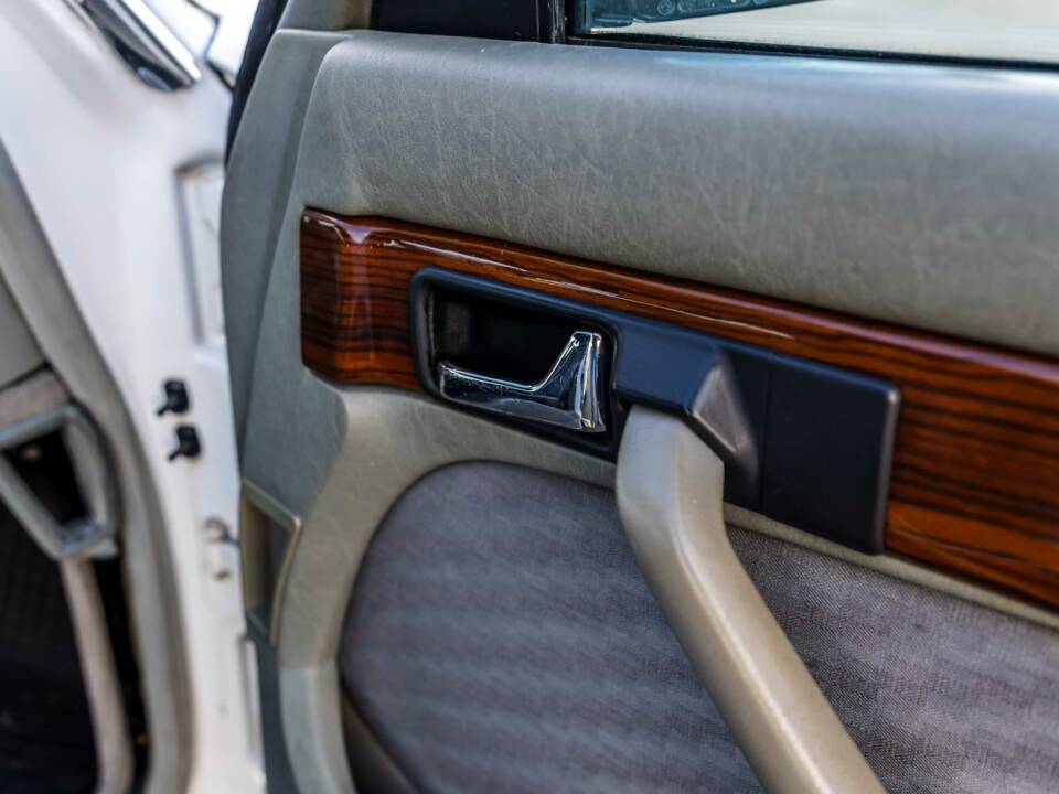 Image 120/175 of Mercedes-Benz 420 SE (1986)