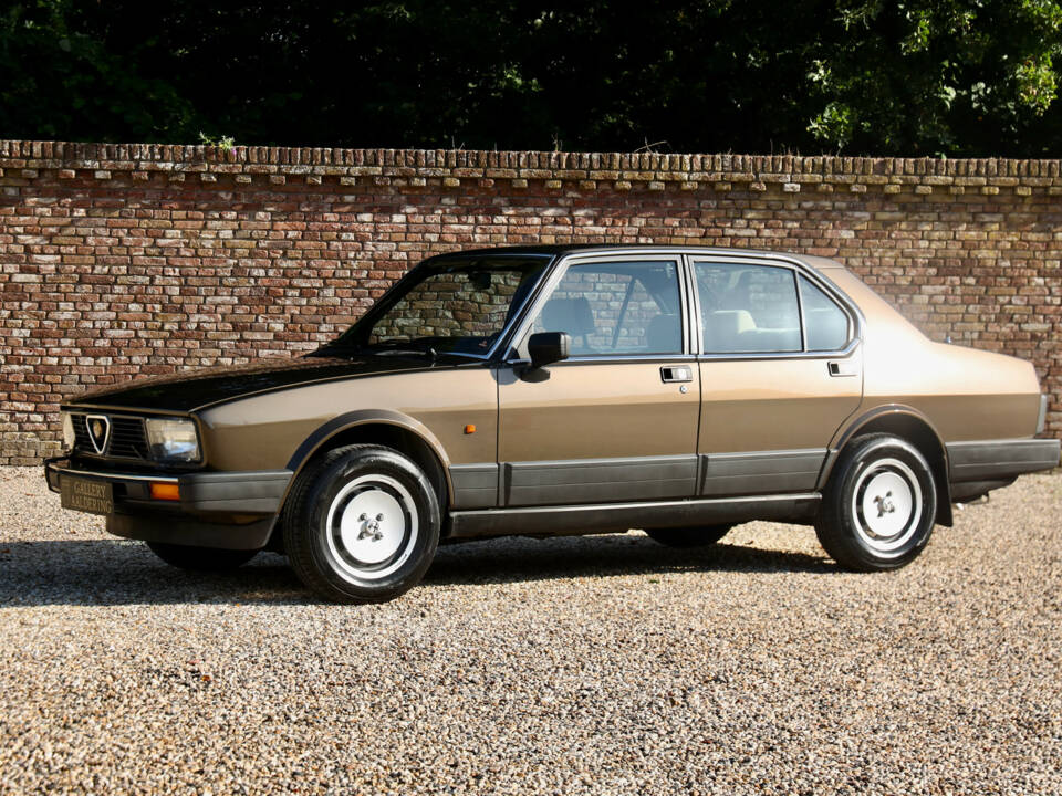 Immagine 11/50 di Alfa Romeo Alfetta 2.0 (1984)
