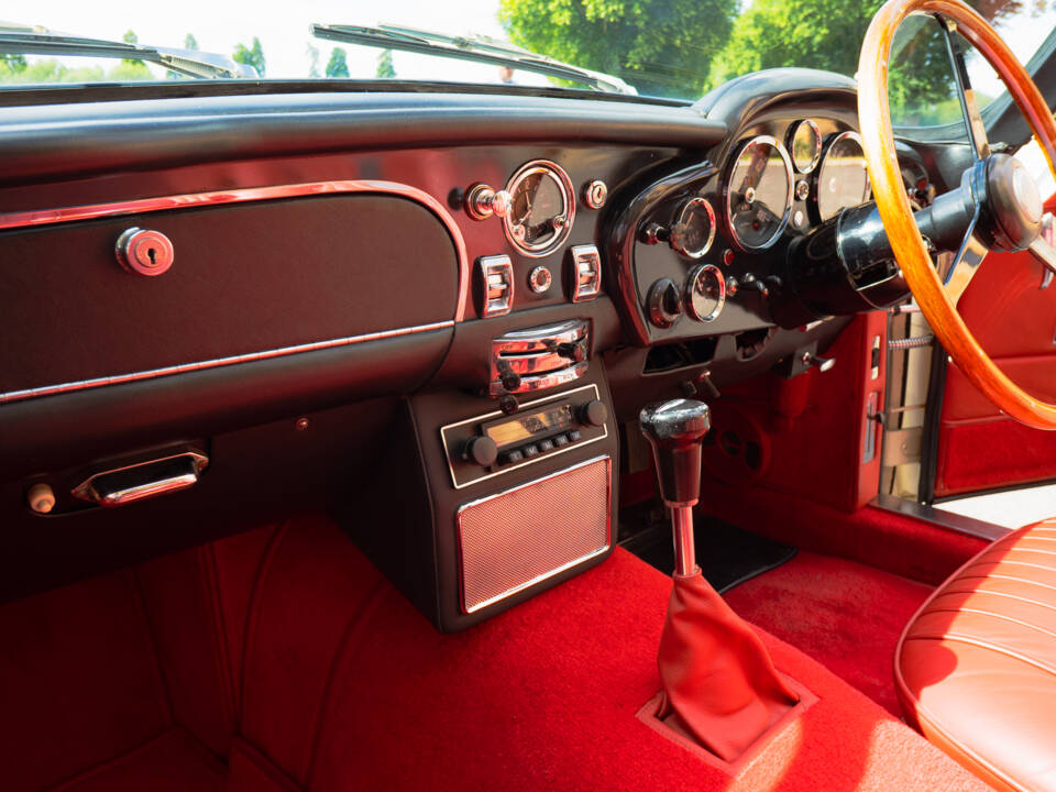 Bild 36/62 von Aston Martin DB 6 Mk II Volante (1970)