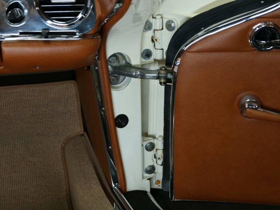Image 27/50 of Mercedes-Benz 230 SL (1965)