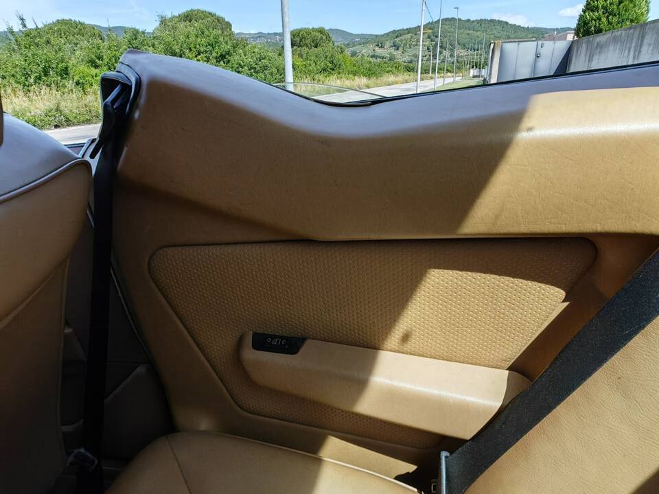 Image 33/42 of Mercedes-Benz 300 CE (1988)