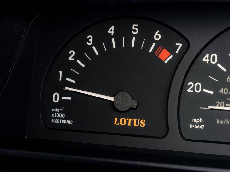 Image 45/75 of Lotus Carlton (1991)