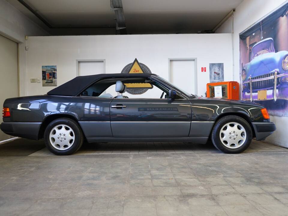 Image 42/42 de Mercedes-Benz 300 CE-24 (1993)