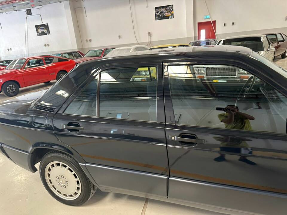 Imagen 24/69 de Mercedes-Benz 190 E (1988)