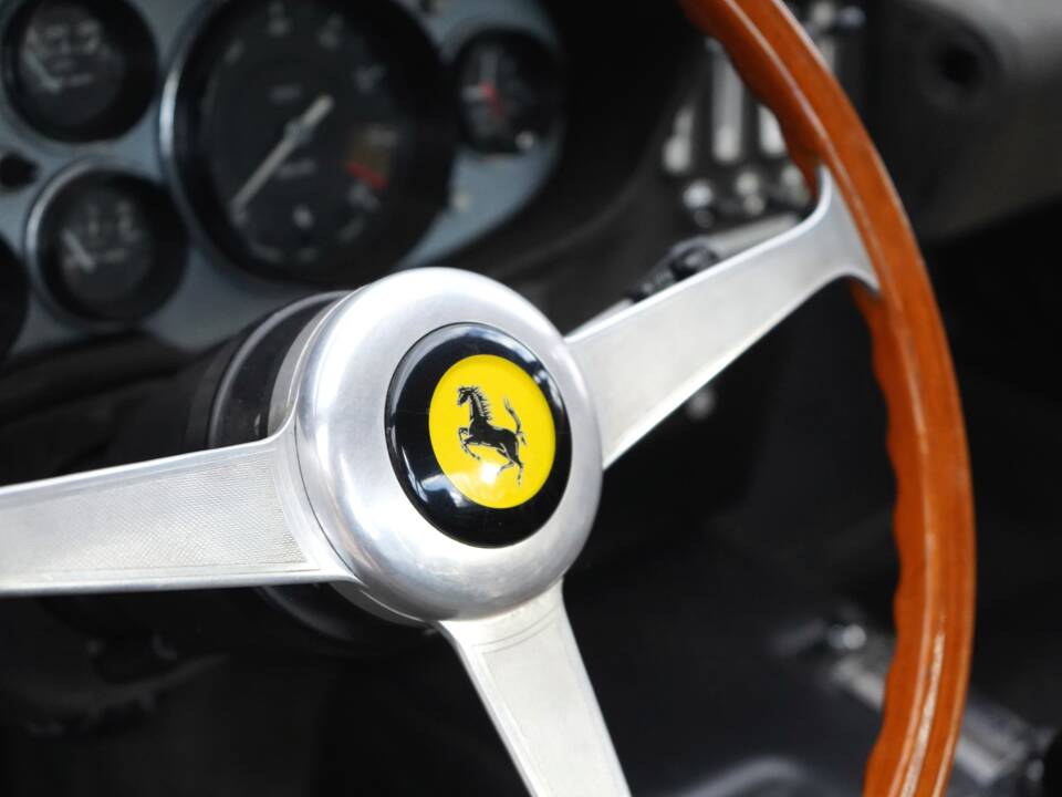 Image 22/34 of Ferrari 365 GTB&#x2F;4 Daytona (1970)