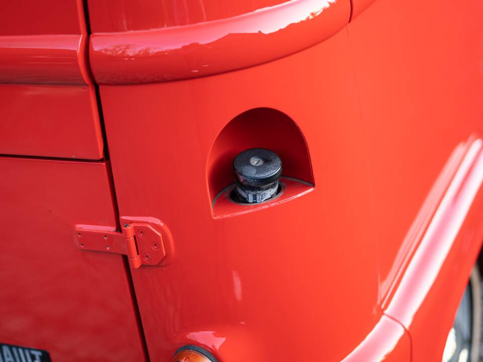 Image 14/52 of Renault Estafette (1977)