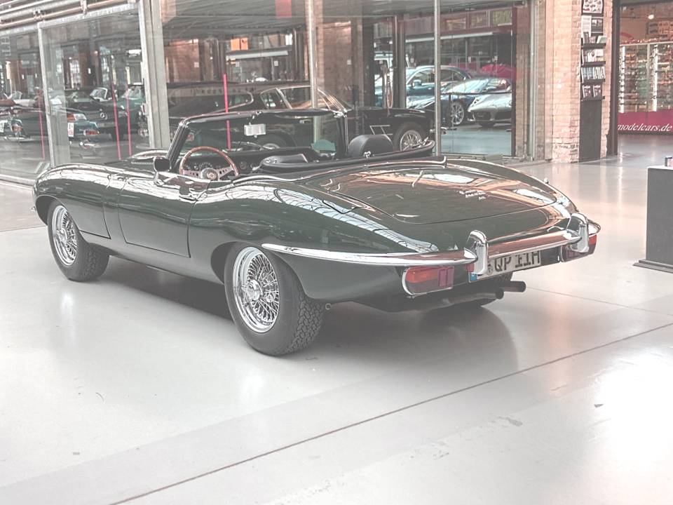 Image 12/29 of Jaguar E-Type (1969)