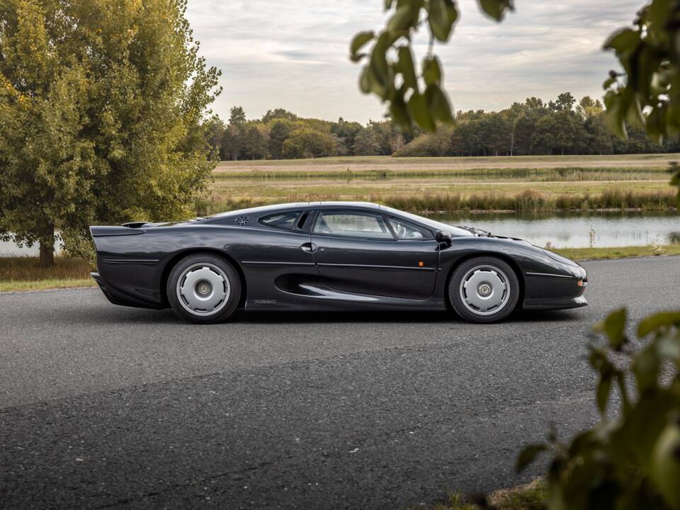 Image 2/60 of Jaguar XJ 220 (1992)