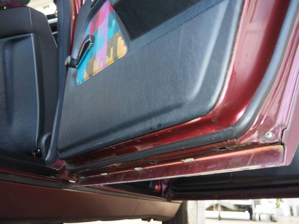 Image 94/137 of Mercedes-Benz 190 E 1.8 Avantgarde &quot;Rosso&quot; (1992)