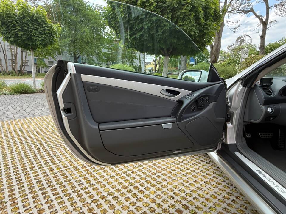 Image 15/29 of Mercedes-Benz SL 55 AMG (2004)