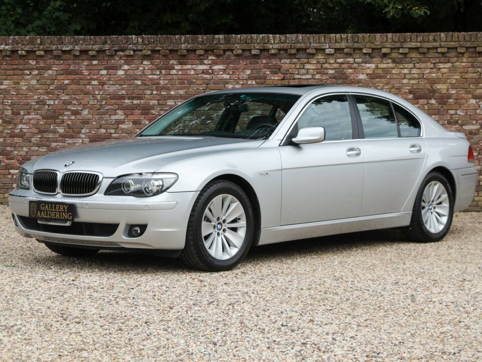 Immagine 18/50 di BMW 750i (2007)