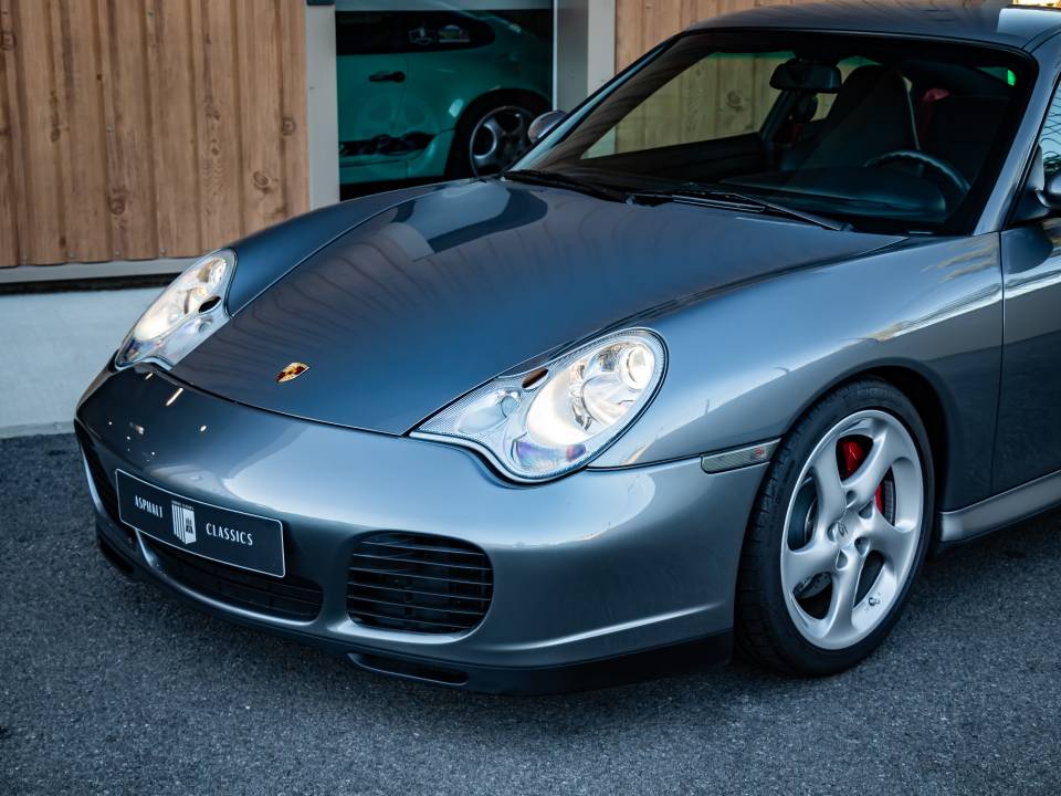 Immagine 27/50 di Porsche 911 Carrera 4S (2004)