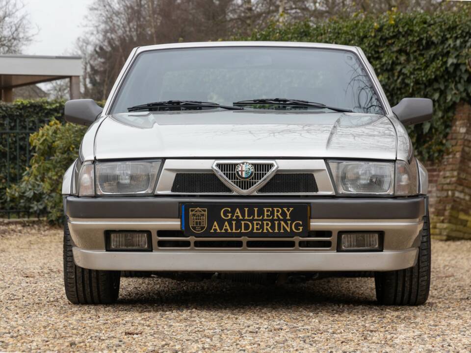 Afbeelding 23/50 van Alfa Romeo 75 2.0 Twin Spark (1988)