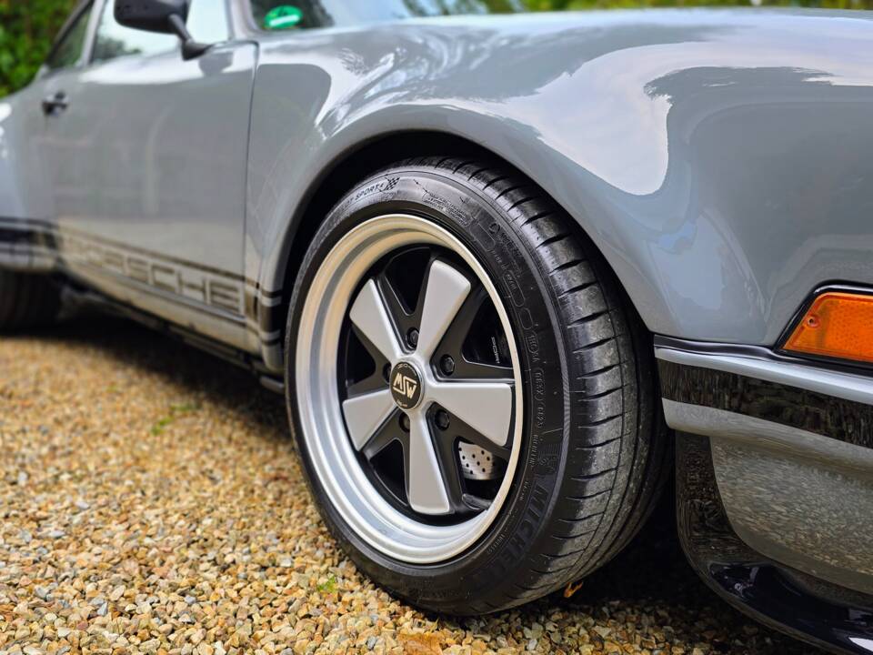 Image 20/100 of Porsche 911 Carrera 2 (1989)