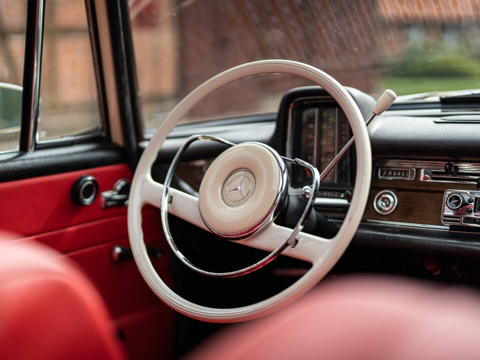 Image 28/42 of Mercedes-Benz 220 SE b (1965)