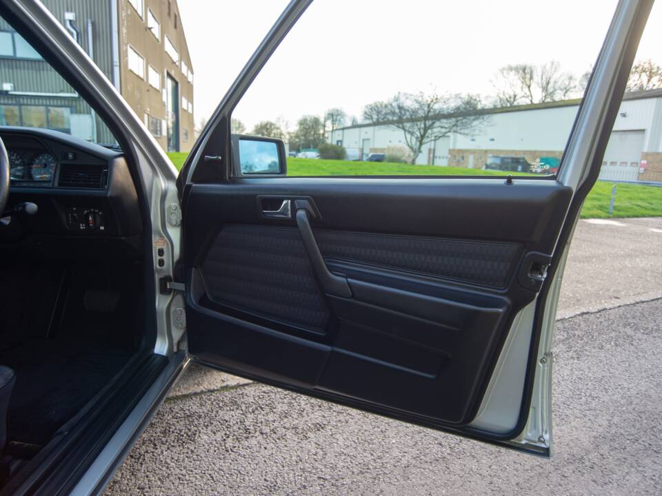 Bild 18/29 von Mercedes-Benz 190 E 2.0 (1992)
