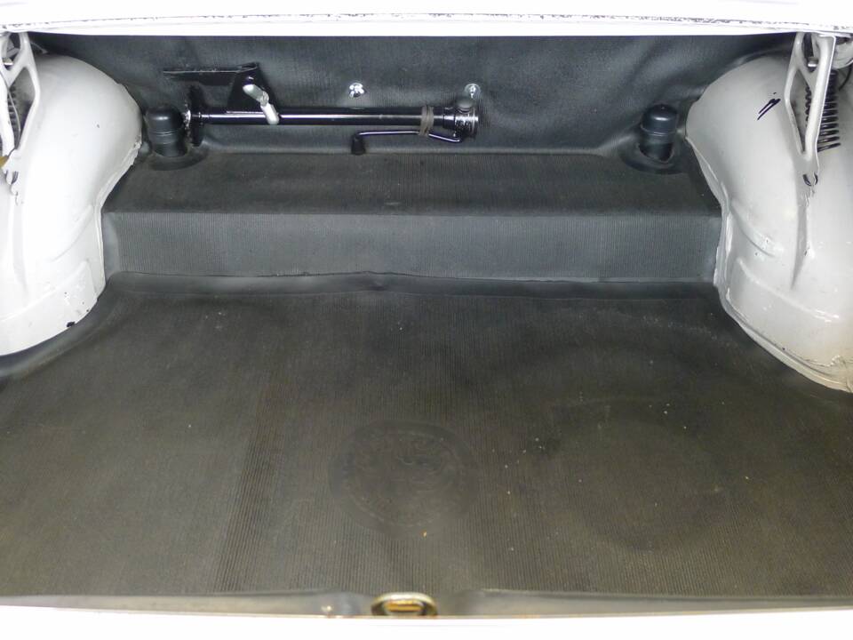 Image 14/34 of Alfa Romeo Giulia Nuova Super 1600 (1974)