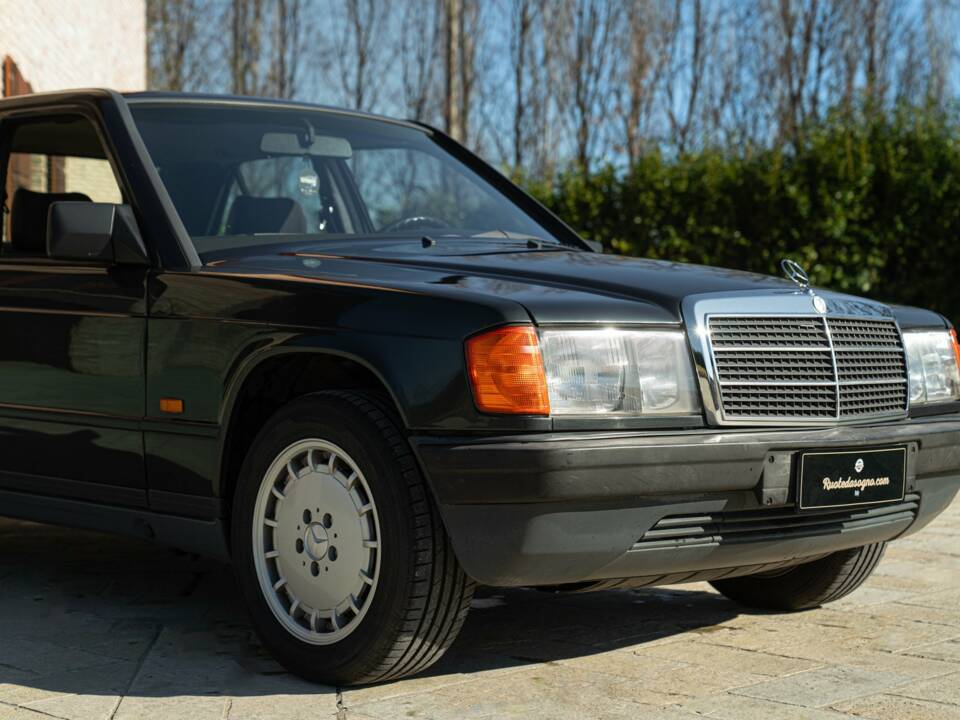 Image 9/50 de Mercedes-Benz 190 E (1988)