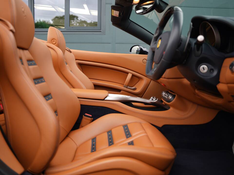 Image 21/50 de Ferrari California (2012)