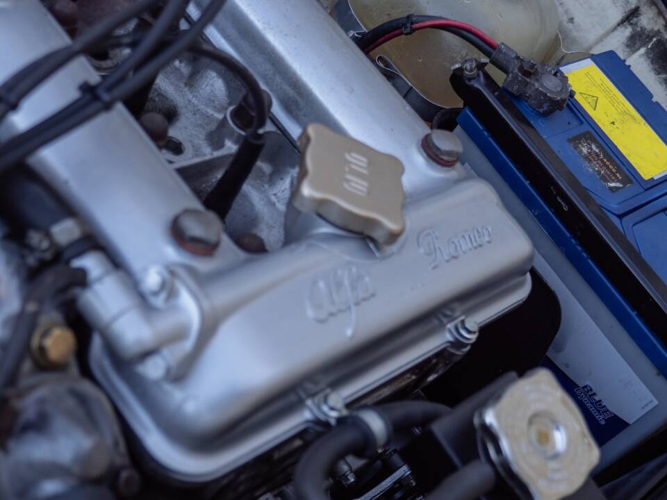 Image 30/58 of Alfa Romeo 2000 Spider Veloce (1977)