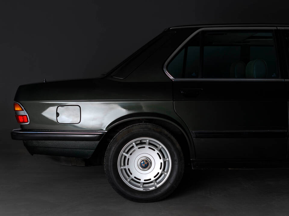 Immagine 11/43 di BMW 528i (1986)