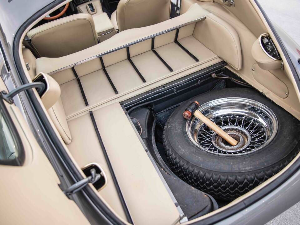 Immagine 49/88 di Jaguar E-Type (2+2) (1968)
