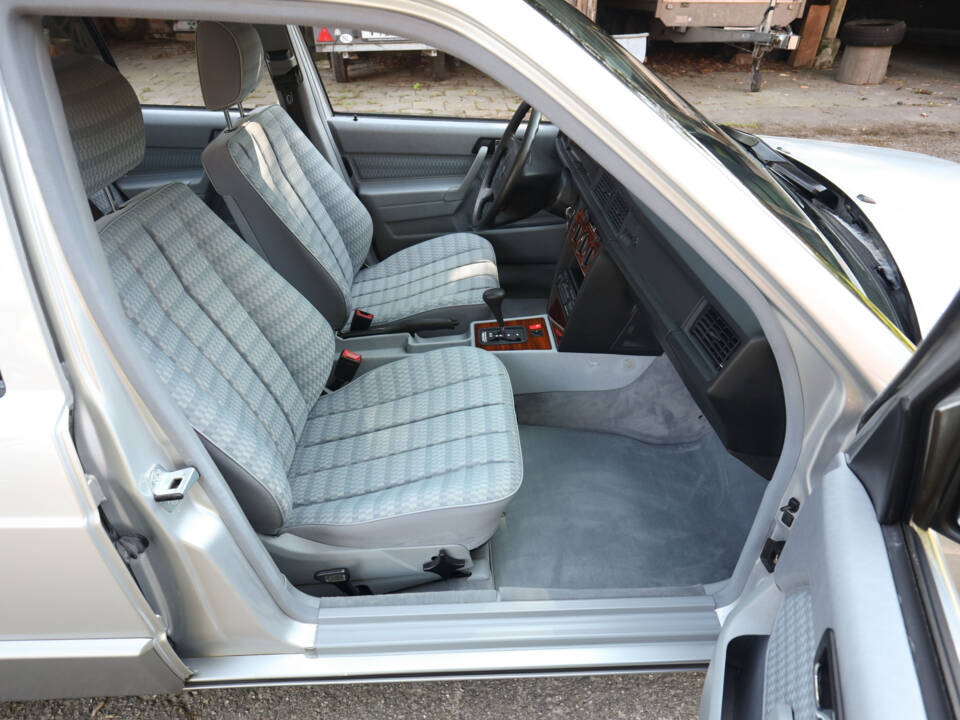 Immagine 16/100 di Mercedes-Benz 190 E 2.3 (1992)