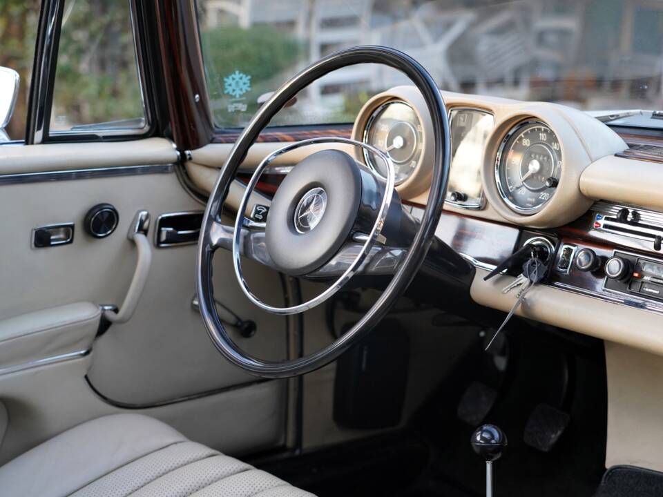 Image 2/14 de Mercedes-Benz 280 SE (1969)