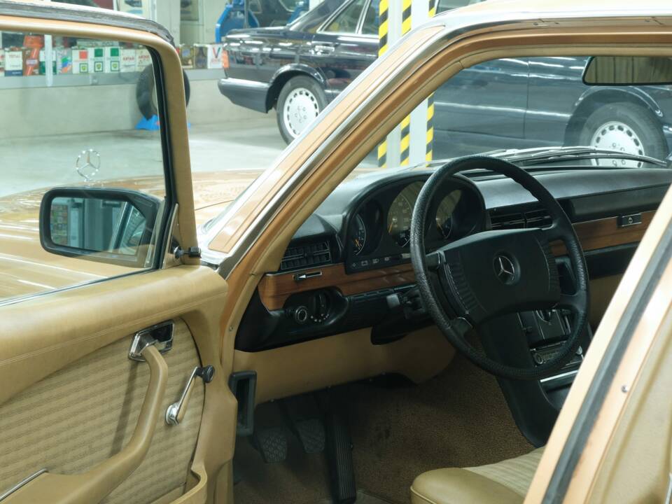 Image 19/50 de Mercedes-Benz 350 SE (1973)