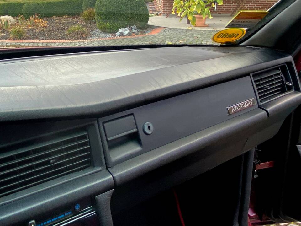 Image 19/27 of Mercedes-Benz 190 E 1.8 Avantgarde &quot;Rosso&quot; (1993)