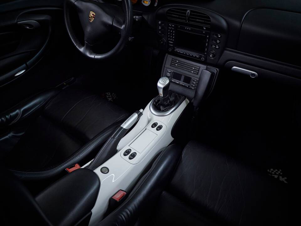 Imagen 58/98 de Porsche 911 Carrera 4S (2004)