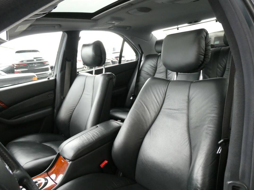 Bild 10/16 von Mercedes-Benz S 320 (1999)