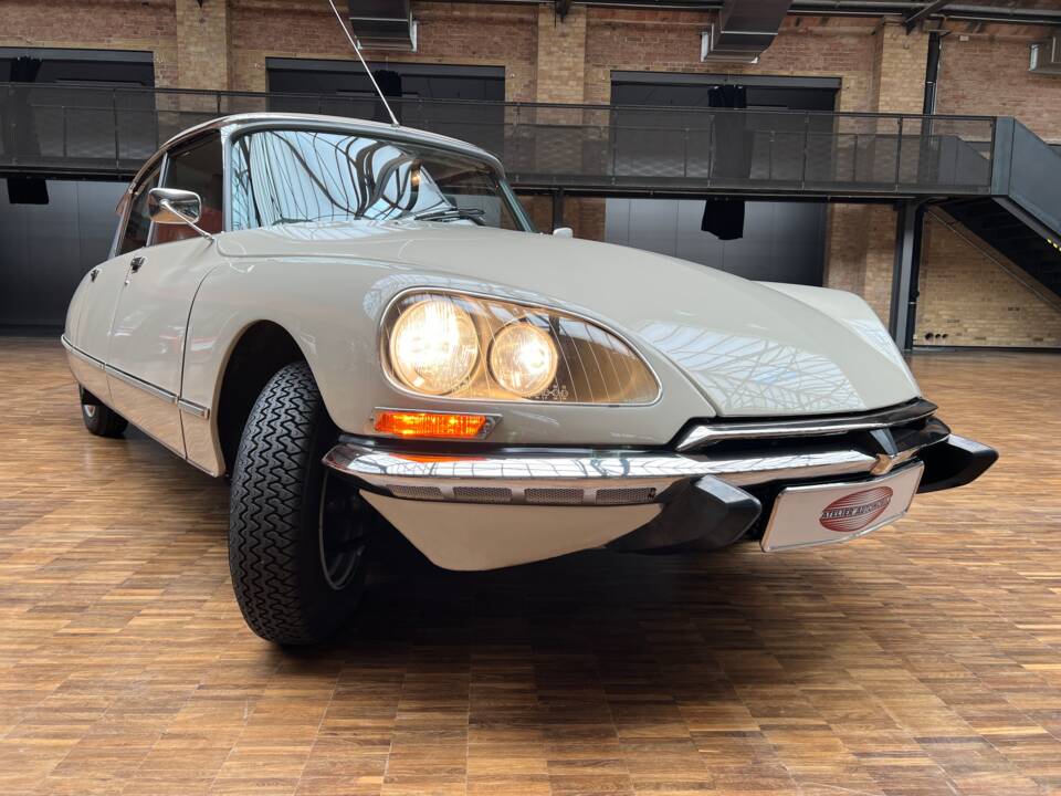 Image 6/25 of Citroën DS 20 Pallas (1972)