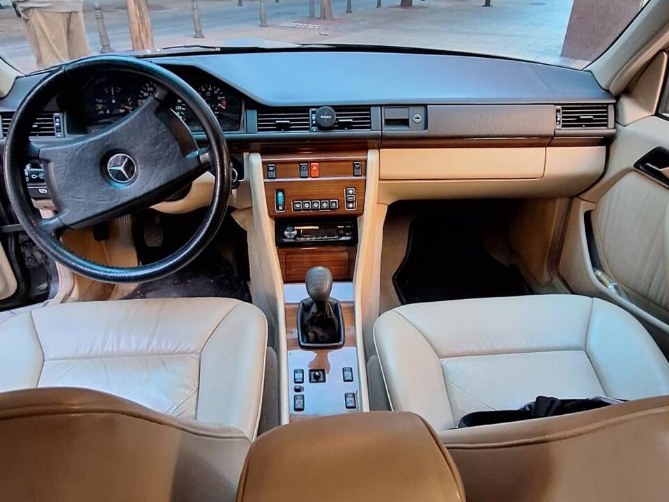 Immagine 7/12 di Mercedes-Benz 260 E (1988)
