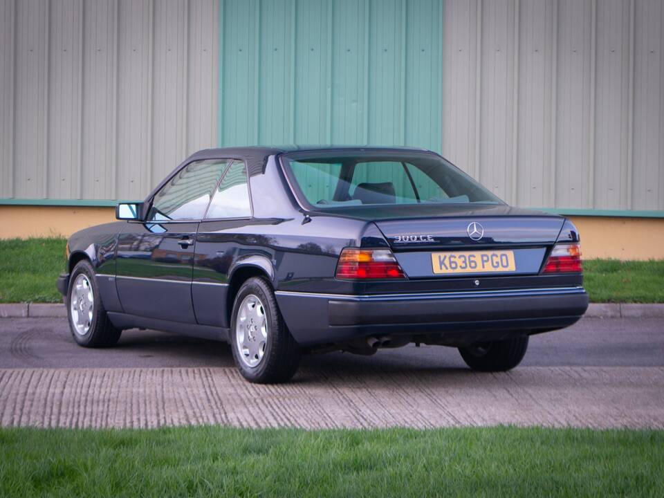 Bild 5/30 von Mercedes-Benz 300 CE (1992)