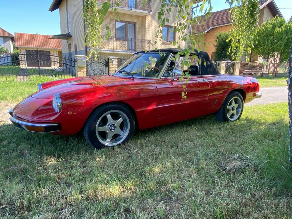 Image 2/5 of Alfa Romeo 2000 Spider Veloce (1976)