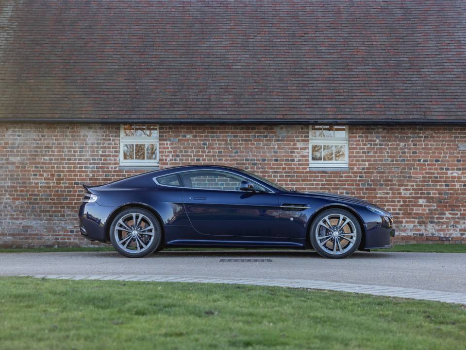 Image 29/50 of Aston Martin V12 Vantage S (2017)