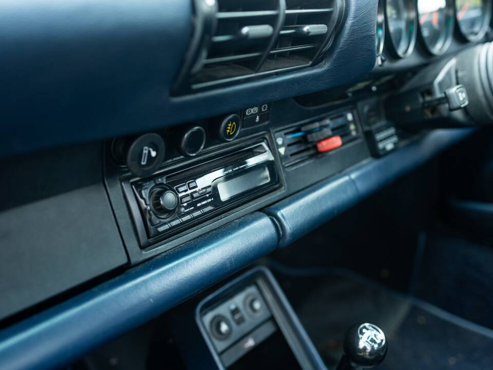 Image 47/50 of Porsche 911 Carrera 3.2 (1985)