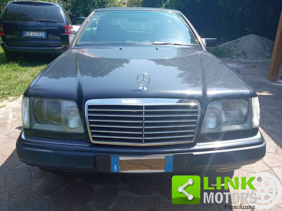 Imagen 2/4 de Mercedes-Benz 300 CE-24 (1992)