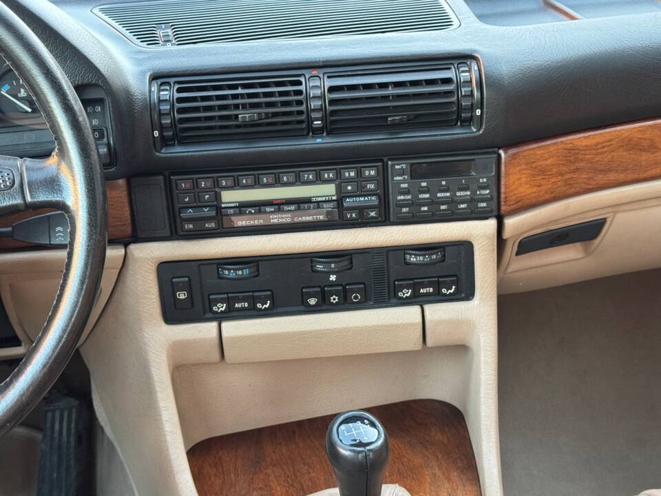 Immagine 23/99 di BMW 735i (1988)