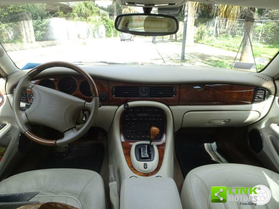 Image 14/24 of Jaguar XJ 8 Executive (1999)