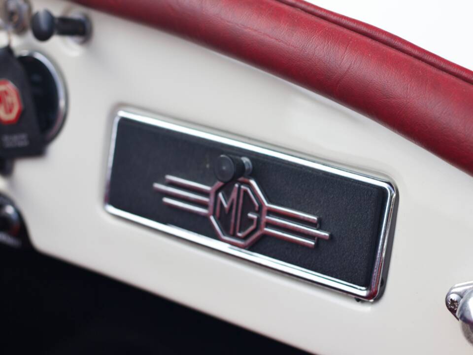 Image 13/56 of MG MGA 1500 (1957)