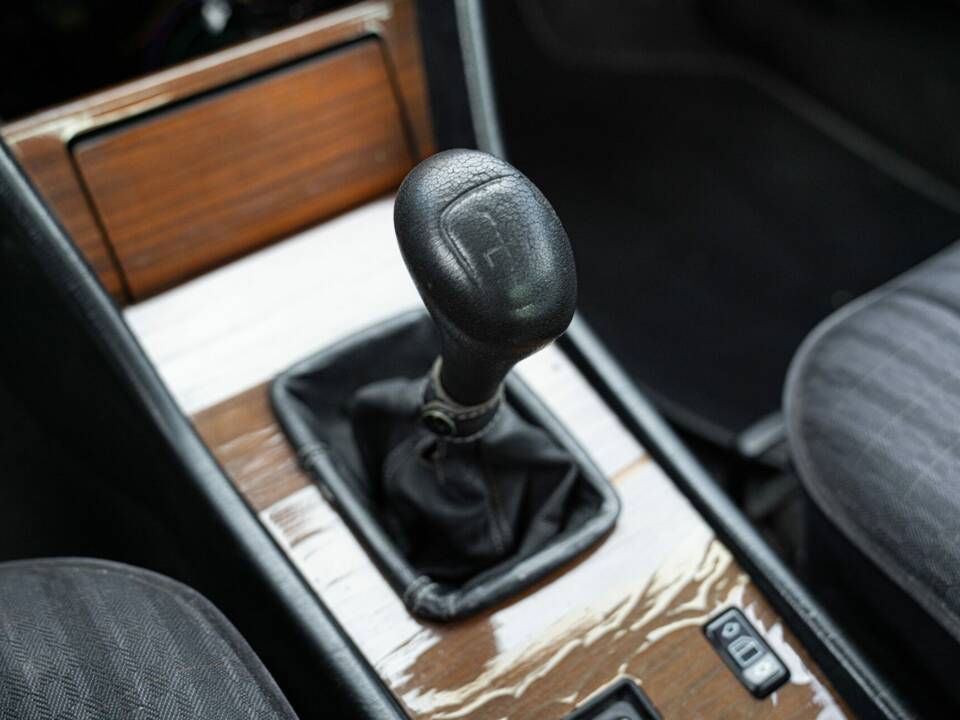 Immagine 34/48 di Mercedes-Benz 200 CE (1990)