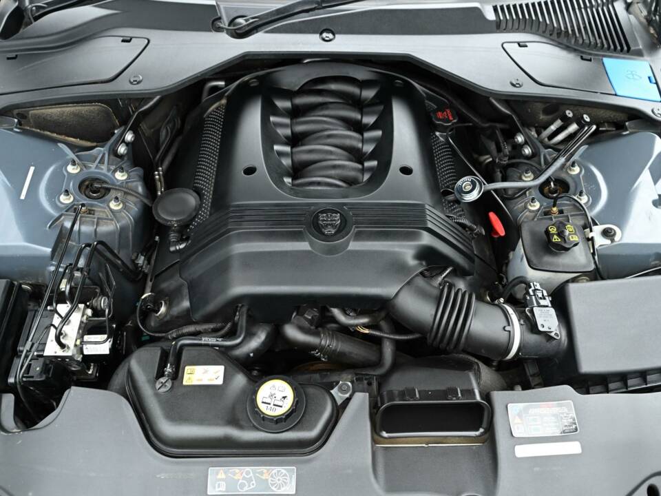 Image 38/50 of Jaguar XJ 8 4.2 (2007)