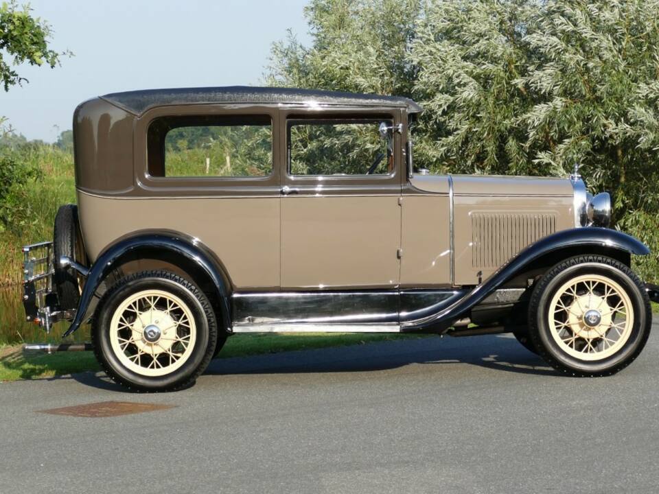 Image 2/15 of Ford Model A Tudor Sedan (1930)